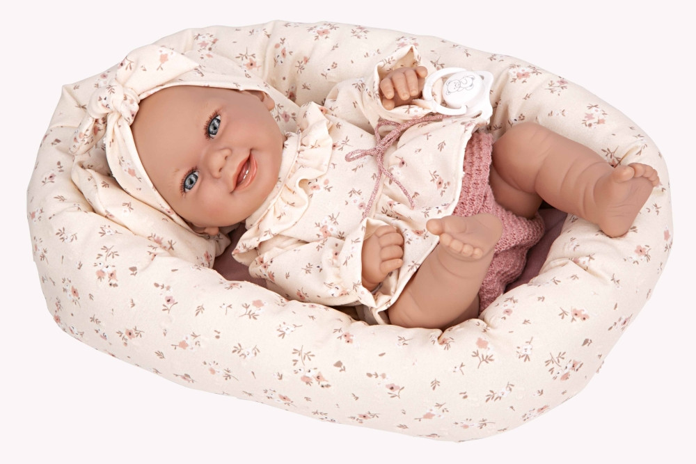 Arias lėlytė gėlėtame gultelyje 33 cm