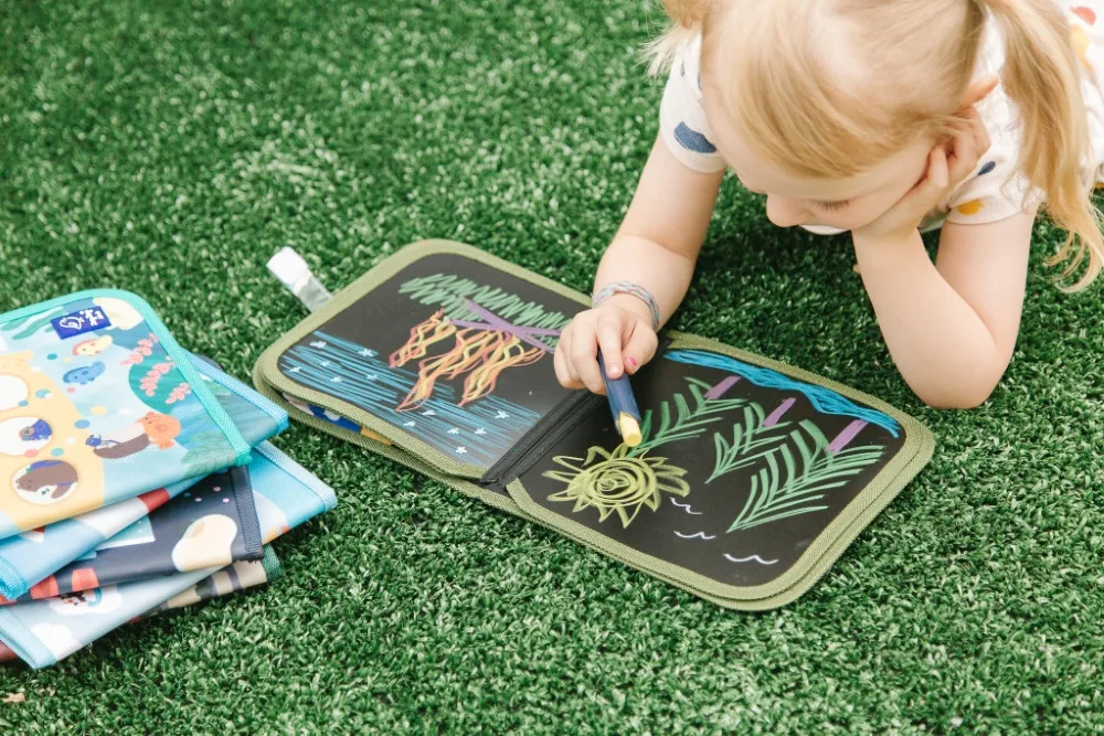 Jaq Jaq Bird piešimo knyga su netepančiomis kreidelėmis Stovyklauti
