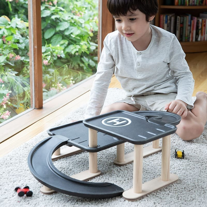 Medinis žaislas „Automobilių garažas su trasa” PlanToys PT6270