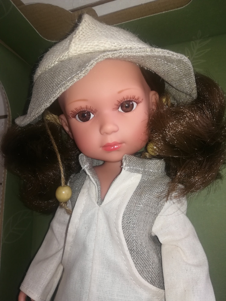 Lėlytė Carole su lininiais rūbeliais 36 cm