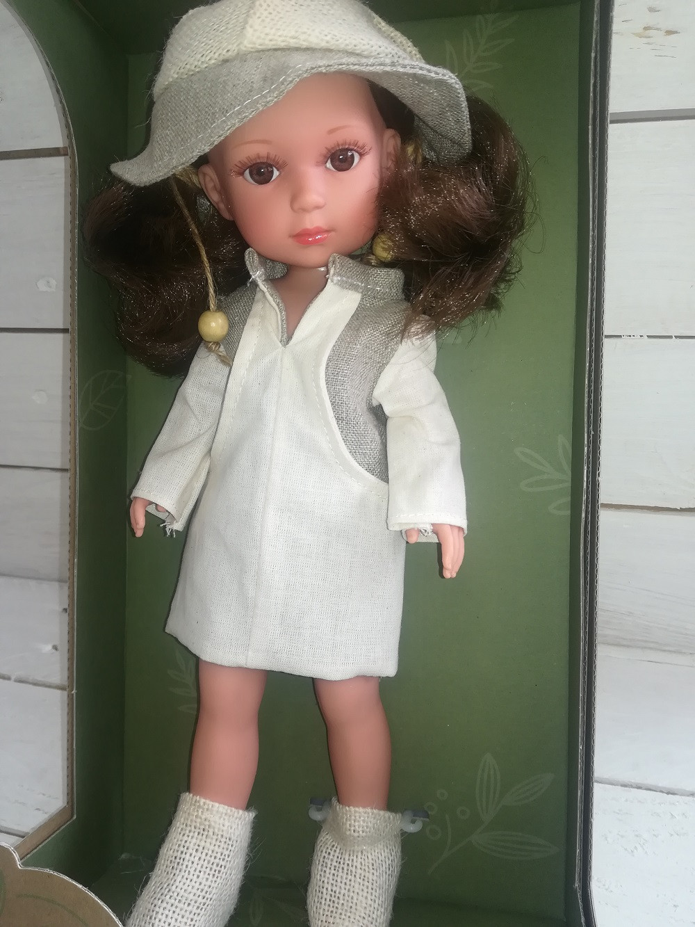 Lėlytė Carole su lininiais rūbeliais 36 cm